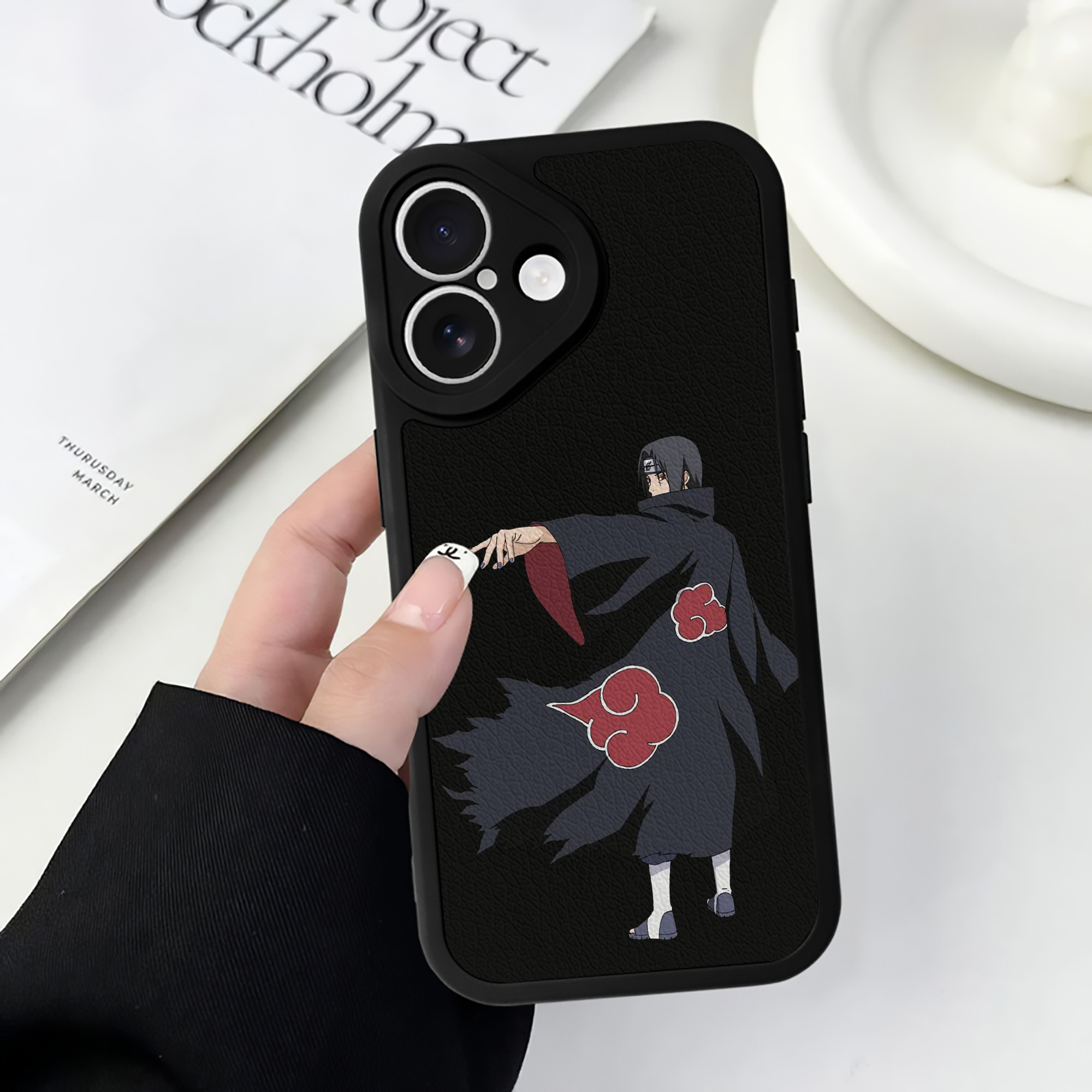 （画像用） NARUTO -ナルト- うちは イタチ Uchiha Itachi 【iPhone 16シリーズ対応】シリコンスマホケース（レザー調） 材質：シリコン